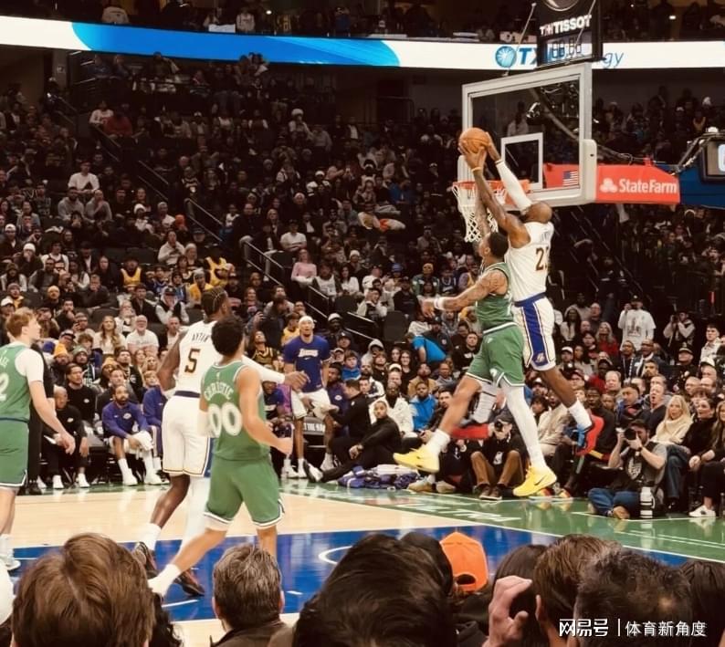 世界杯比赛在线观看地址-卧槽！手指都脱臼了，“咔嚓”一声硬控全场