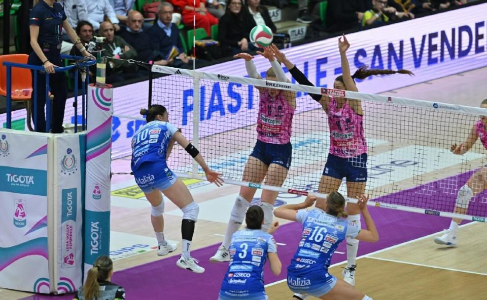 世界杯比赛在线观看地址-让二追三！科内利亚诺半决赛占先机，朱婷一锤定音+21分荣膺MVP